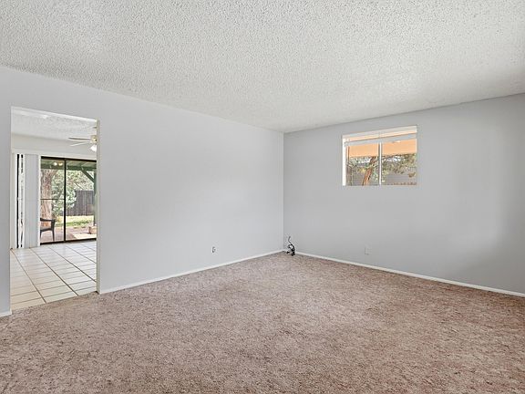 4th image of 913 E Lone Pine Cir
