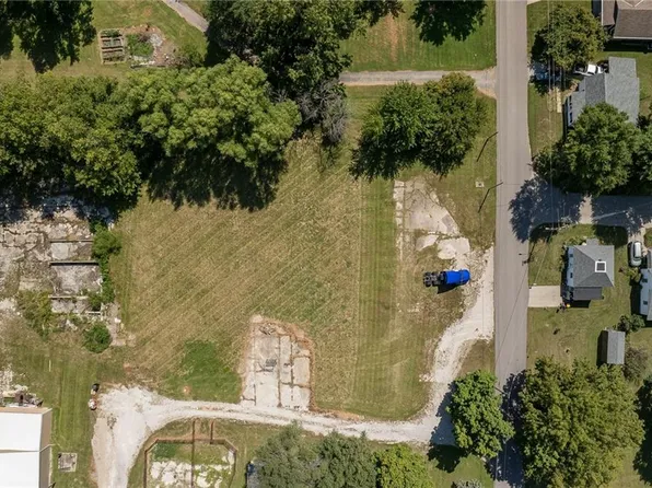 N 13th Ter, Savannah, MO 64485