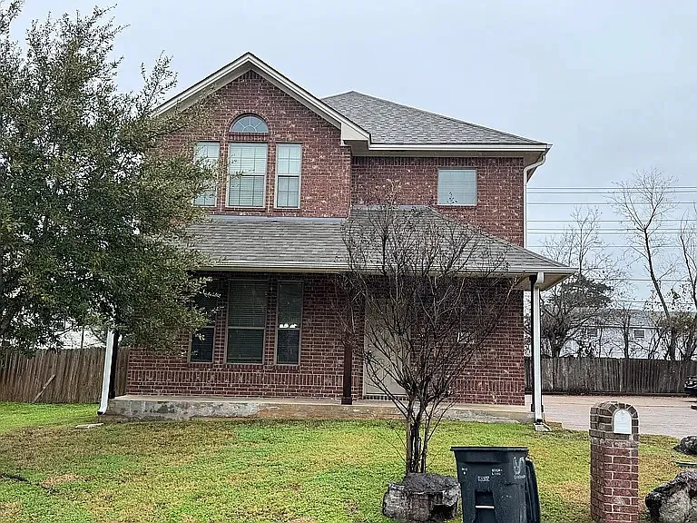 4 bed, 2028 sqft, $3,200 — Photo 2