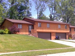 542 Breezy Point Dr, Clinton, IA 52732