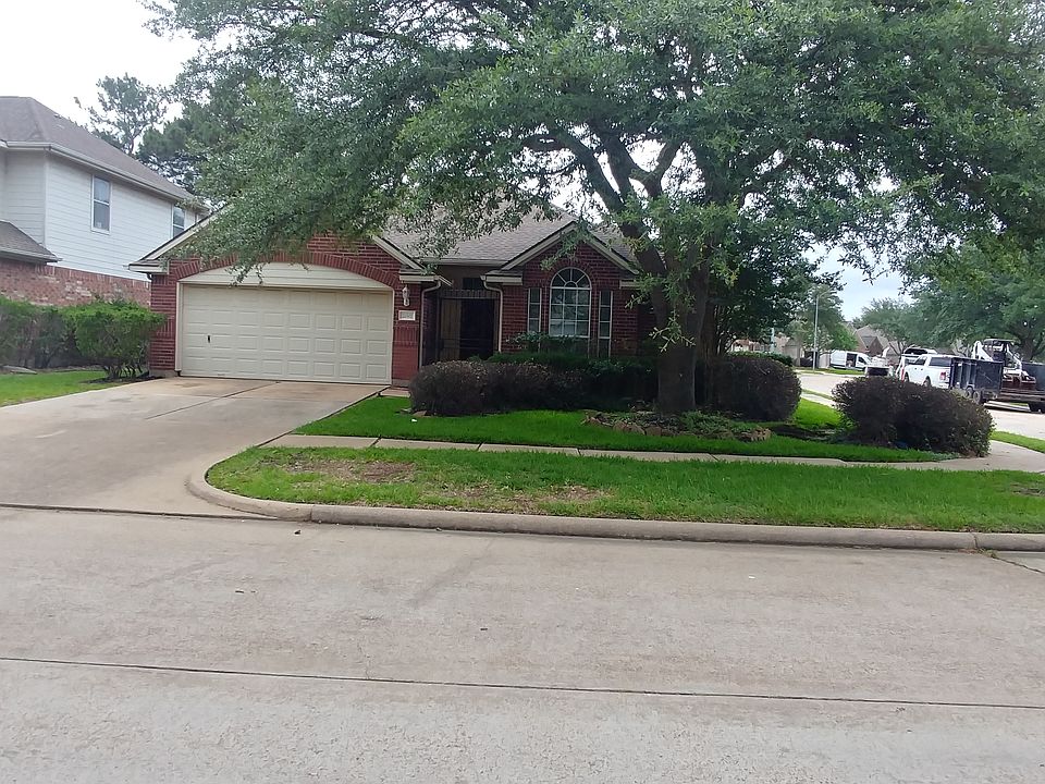 Front view facing Misty Cove Dr.