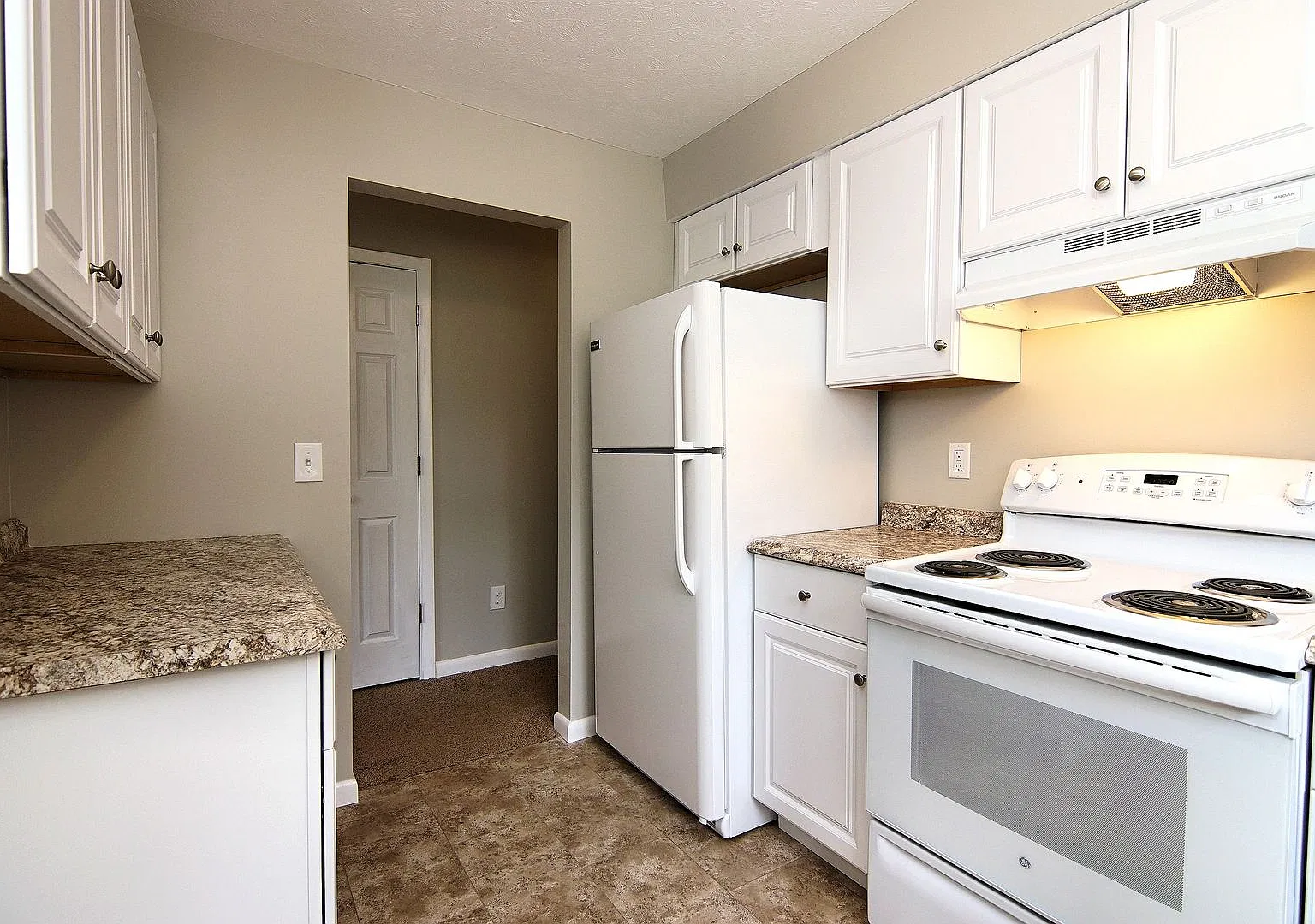 2 Bedroom, 1 Bathroom Apartment with Garage Access at Parkridge Ct. - 960 Sq Ft — Photo 4
