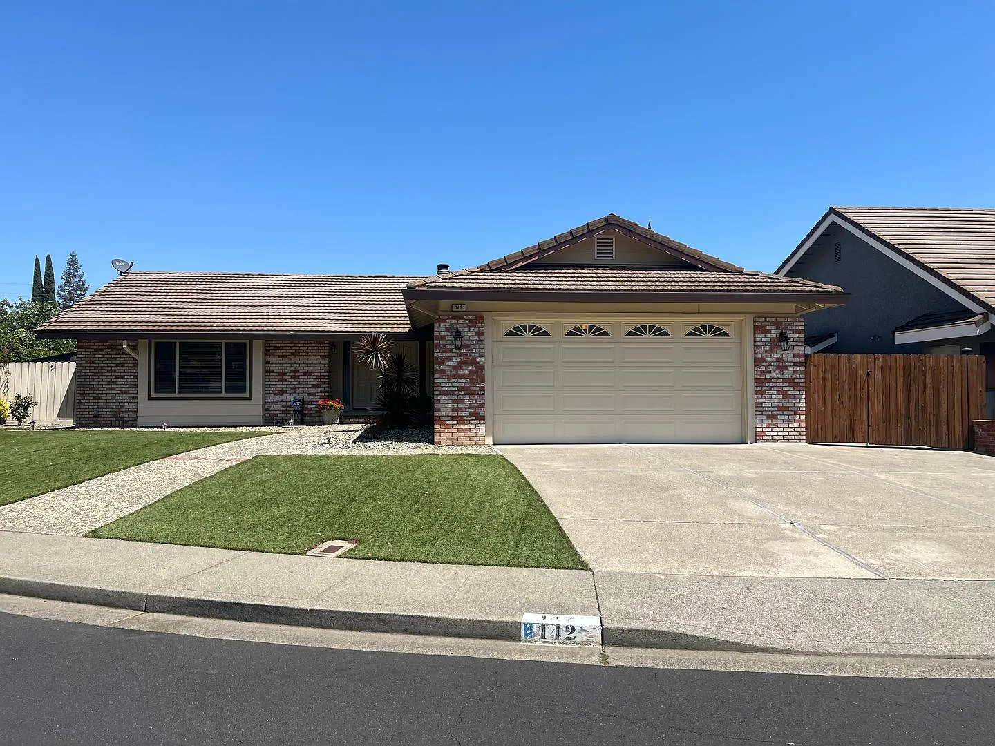 Beautiful custom home with hillside views — Photo 1
