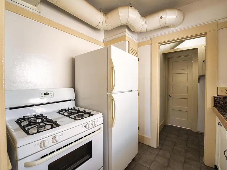 210 E 2nd St #2 — Photo 27