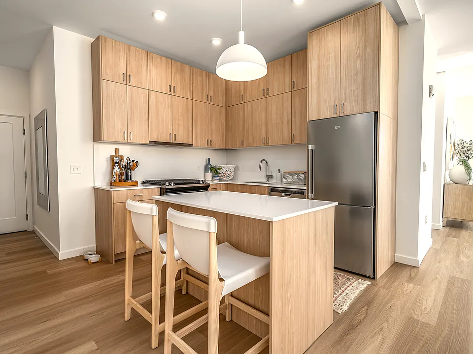 301 Main St #402