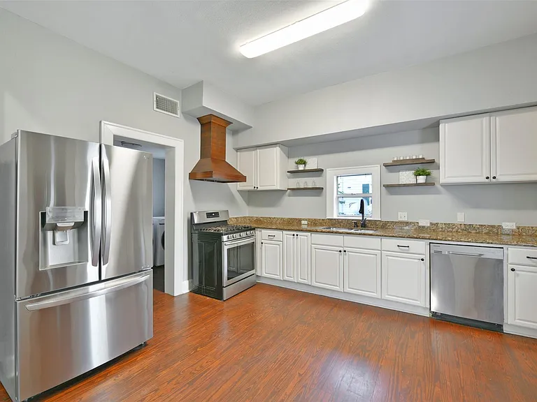 3427 Avenue L — Photo 9