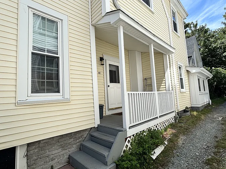 42 Lee Ave — Photo 2