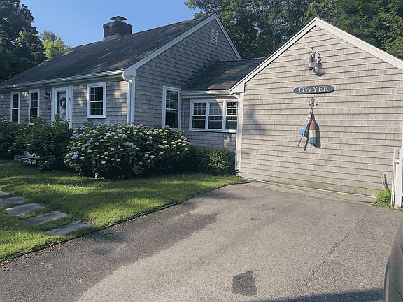 Large driveway to accommodate guests