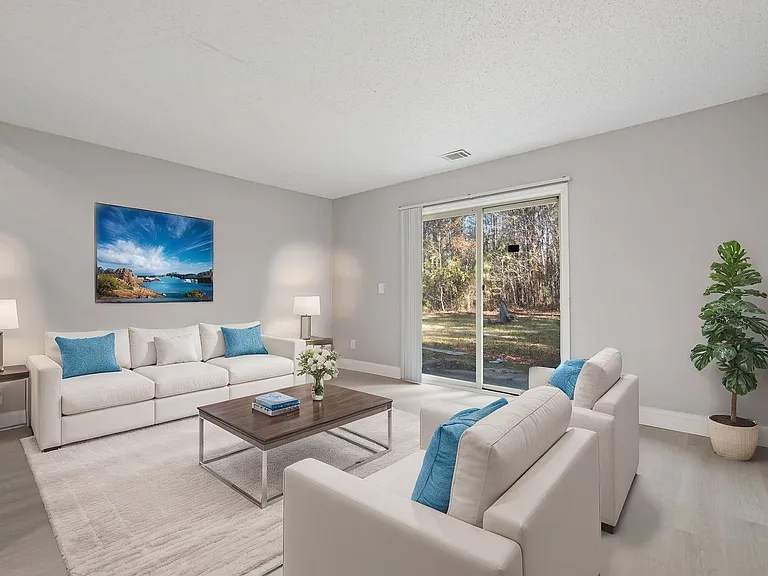 Colonial Pointe Apartments — Photo 40