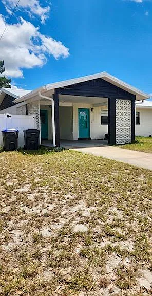 985 Alford St — Photo 2