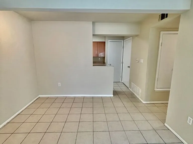 1500 Lake Shore Dr #211 — Photo 4