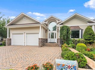 9 Redan Dr, Smithtown, NY