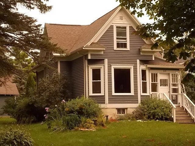 1st image of 828 Superior St
