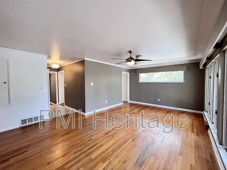 1139 N Sunset Dr — Photo 9