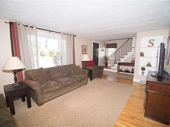 3rd image of 171 Louvaine Dr