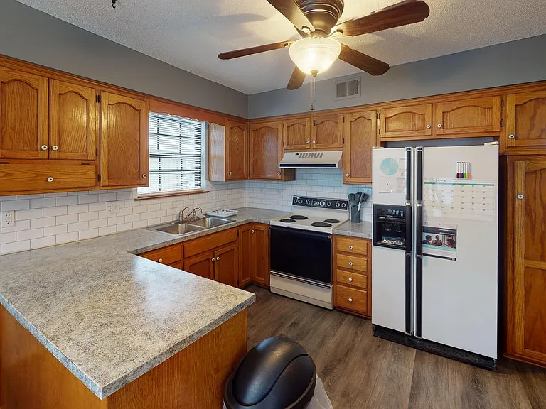 721 SE Redwood Ln — Photo 7
