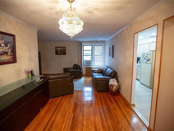 2nd image of 2525 W 2nd St APT 1F