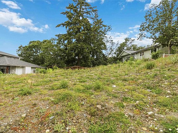3rd image of 2204 Burnside Rd W
