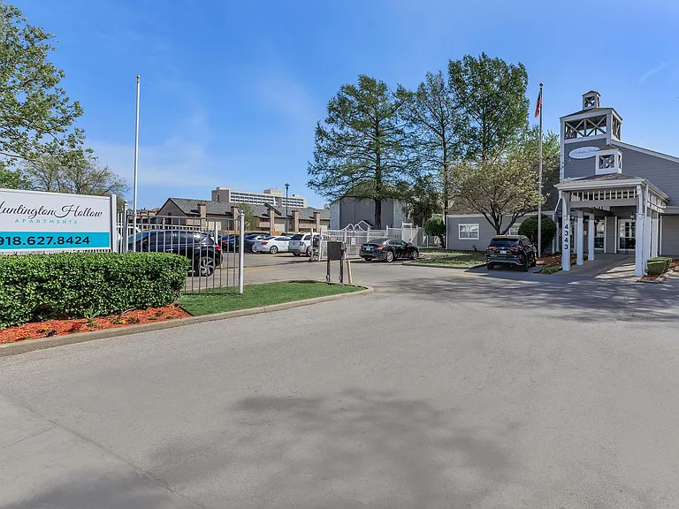 Huntington Hollow Apartments — Photo 16