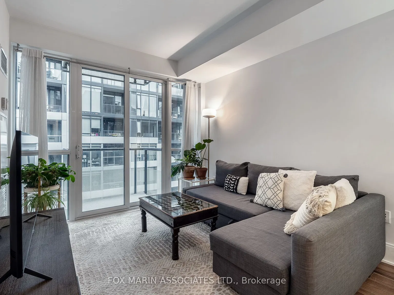 Reve Condos — Photo 3