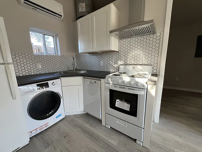 4533 Fillmore St #B — Photo 3