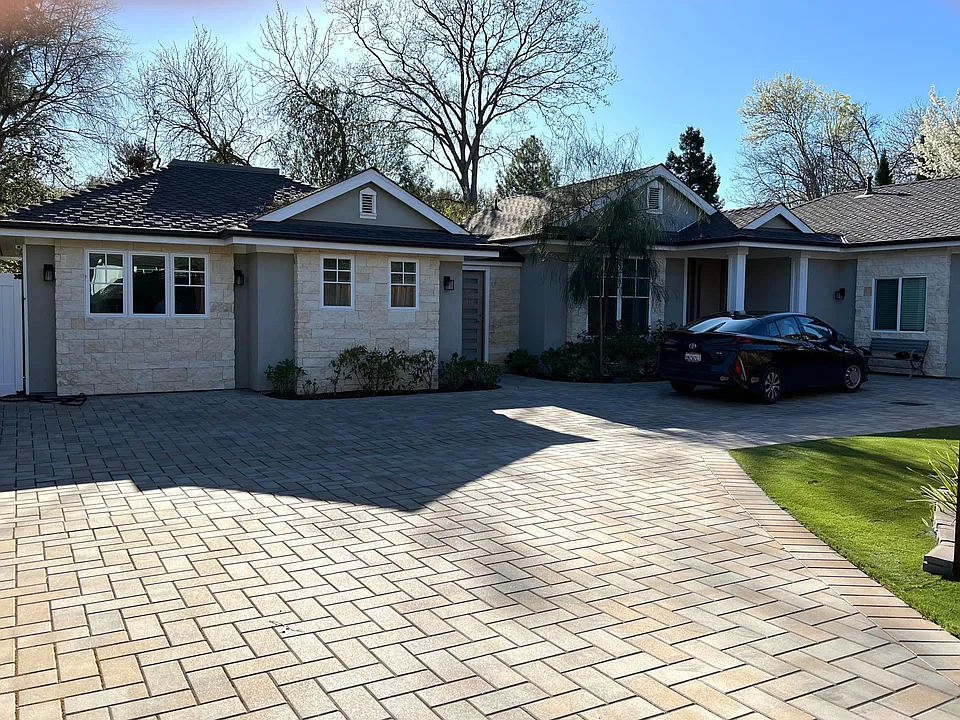434 Knoll Dr