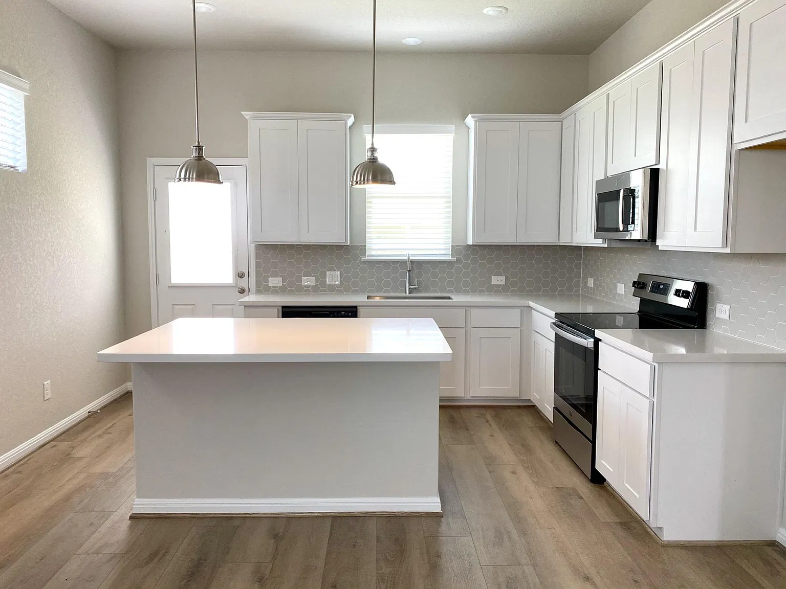 736 Windflower — Photo 3