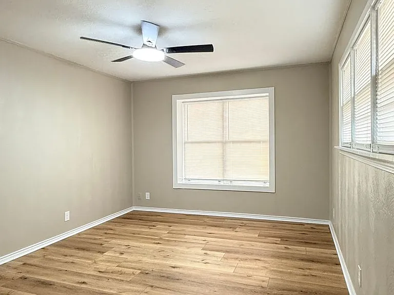 3200 Avenue R — Photo 3