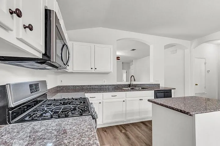 609 Golden Gate Dr — Photo 11