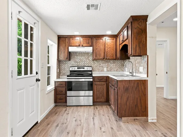 1126 W 7th St, Mc Gregor, TX 76657