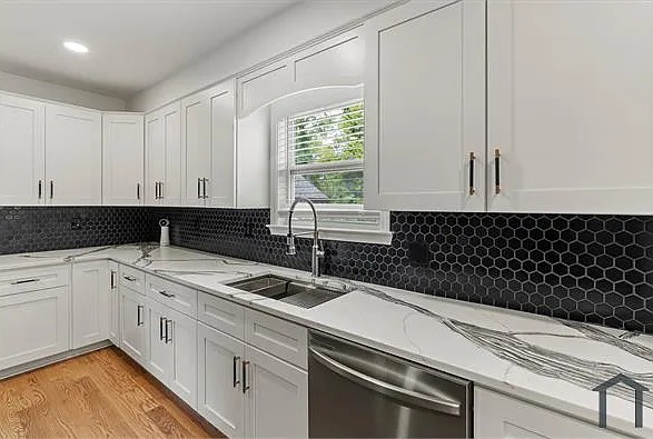 1355 Boulevard Lorraine SW — Photo 2