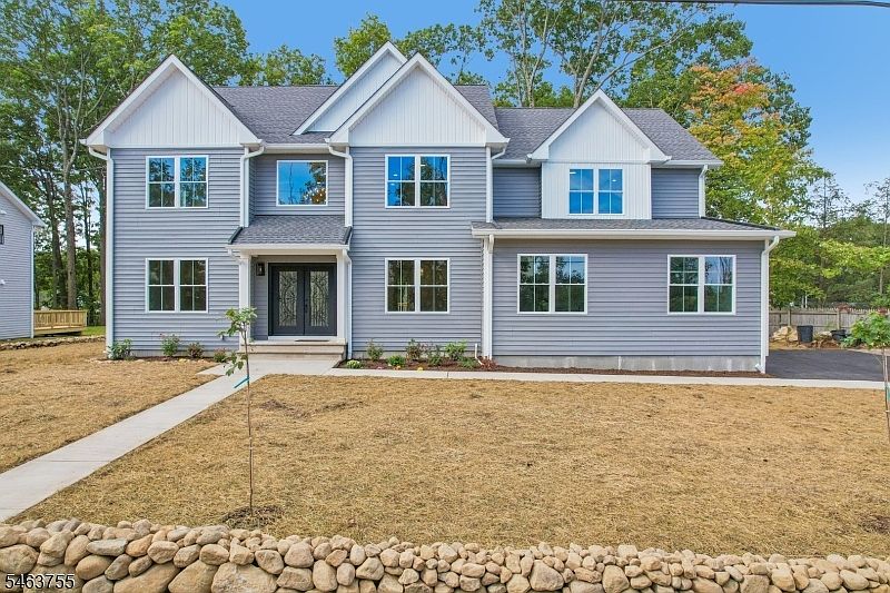 1st image of 6 Chamberlain Ln