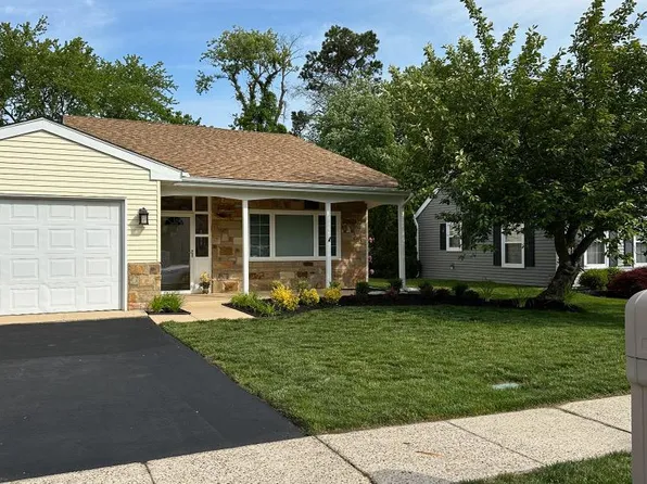 8 Sherwood Pl, Southampton, NJ 08088