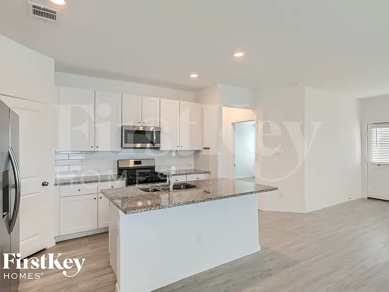 1204 Treehouse Ln — Photo 11