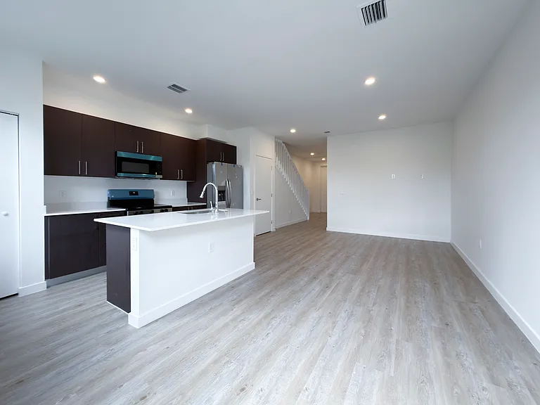 142 NW 10th Pl — Photo 6