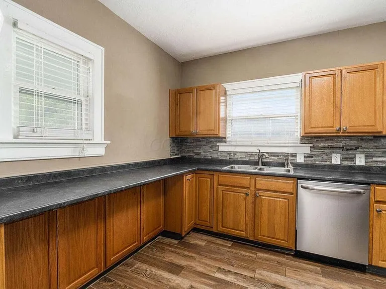 2339 Summit St — Photo 21