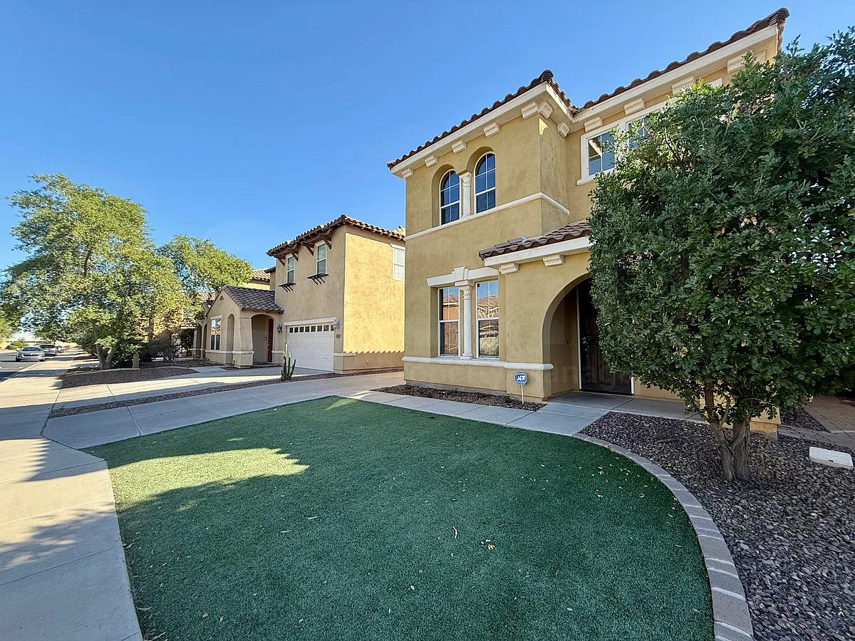 3 bed, 2.5 bath, 2001 sqft, $2,500 — Photo 3
