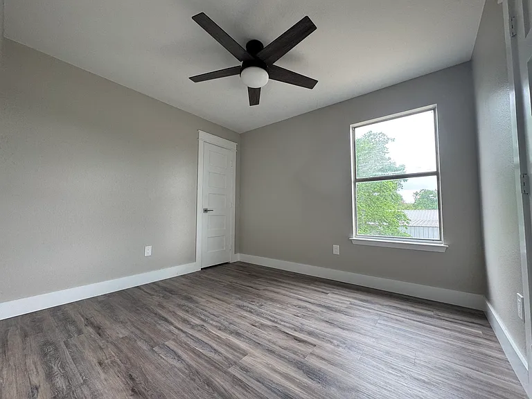 104 E Brown St #B — Photo 12
