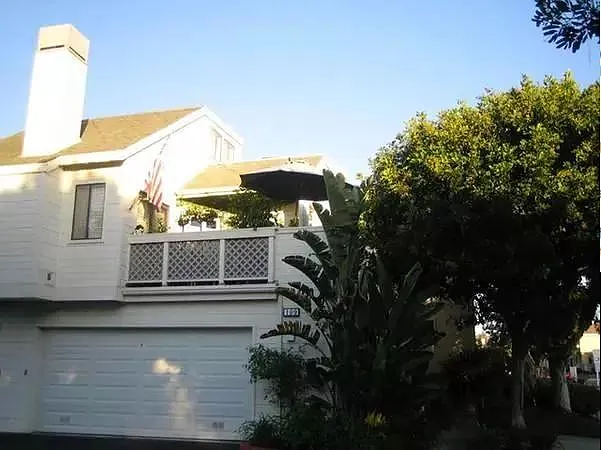 109 Greenmoor — Photo 3