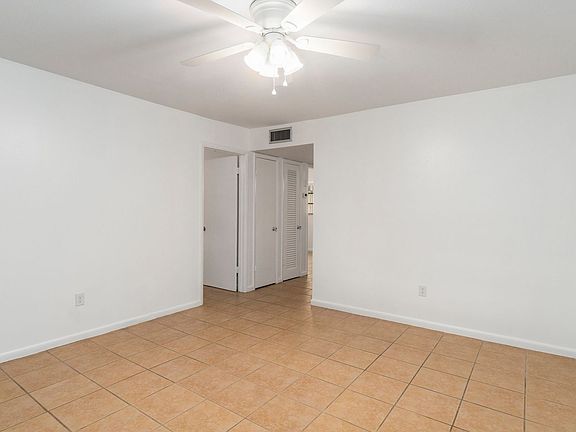 4th image of 212 E Towne Pl