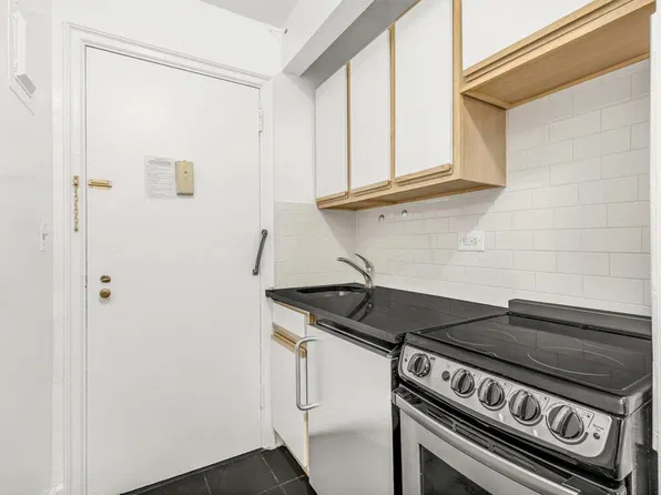 310 East 44th Street #1014, photo 3