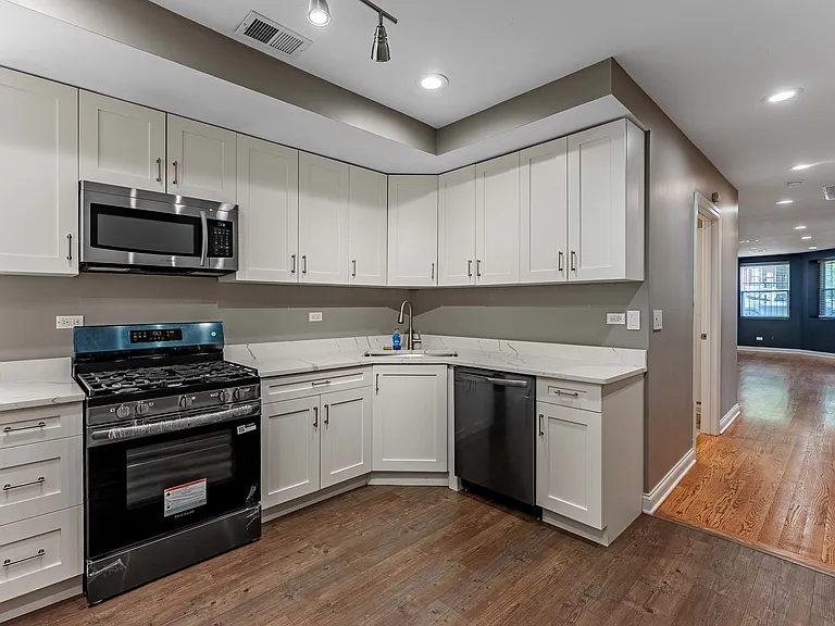 555 N Lawler Ave #G — Photo 11