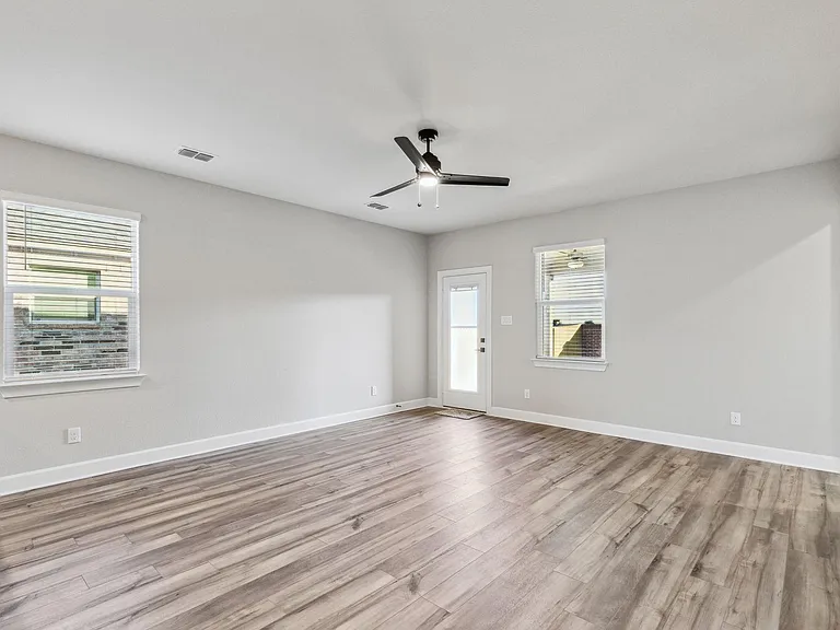 929 Emerson Dr — Photo 8