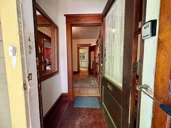 4th image of 878 Hubbard St