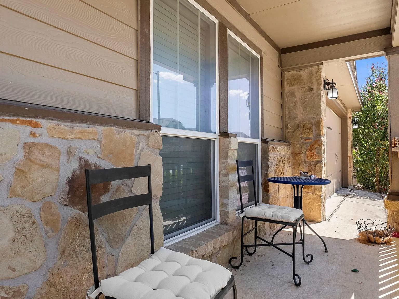 3 bed, 2.0 bath, 1400 sqft, $2,200 — Photo 4