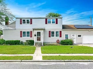 4 Garden Blvd, Hicksville, NY 11801