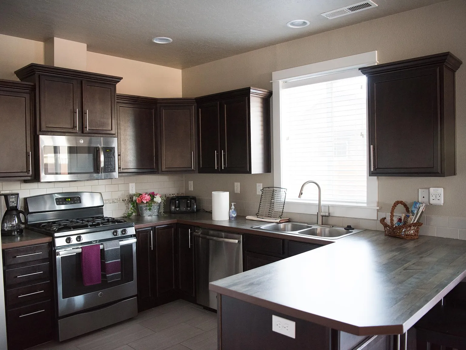 4 bed, 2.5 bath, 2192 sqft, $2,850 — Photo 3