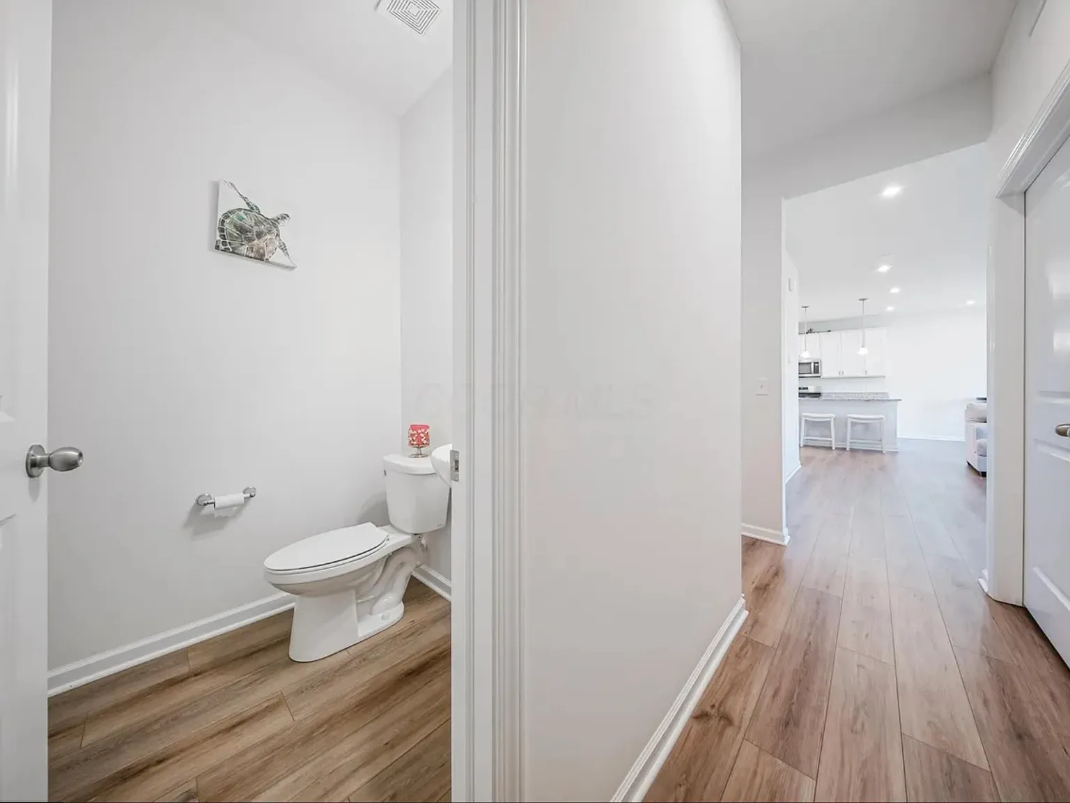 4 bed, 3020 sqft, $3,550 — Photo 3