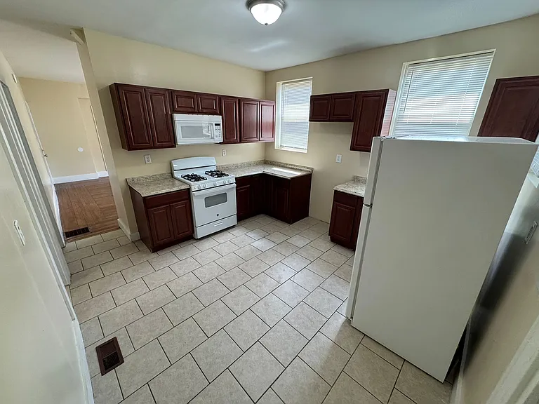 280 Norton St #1B — Photo 8