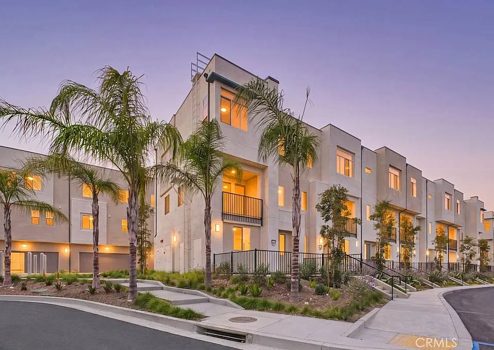 16261 W San Fernando Mission Blvd #1